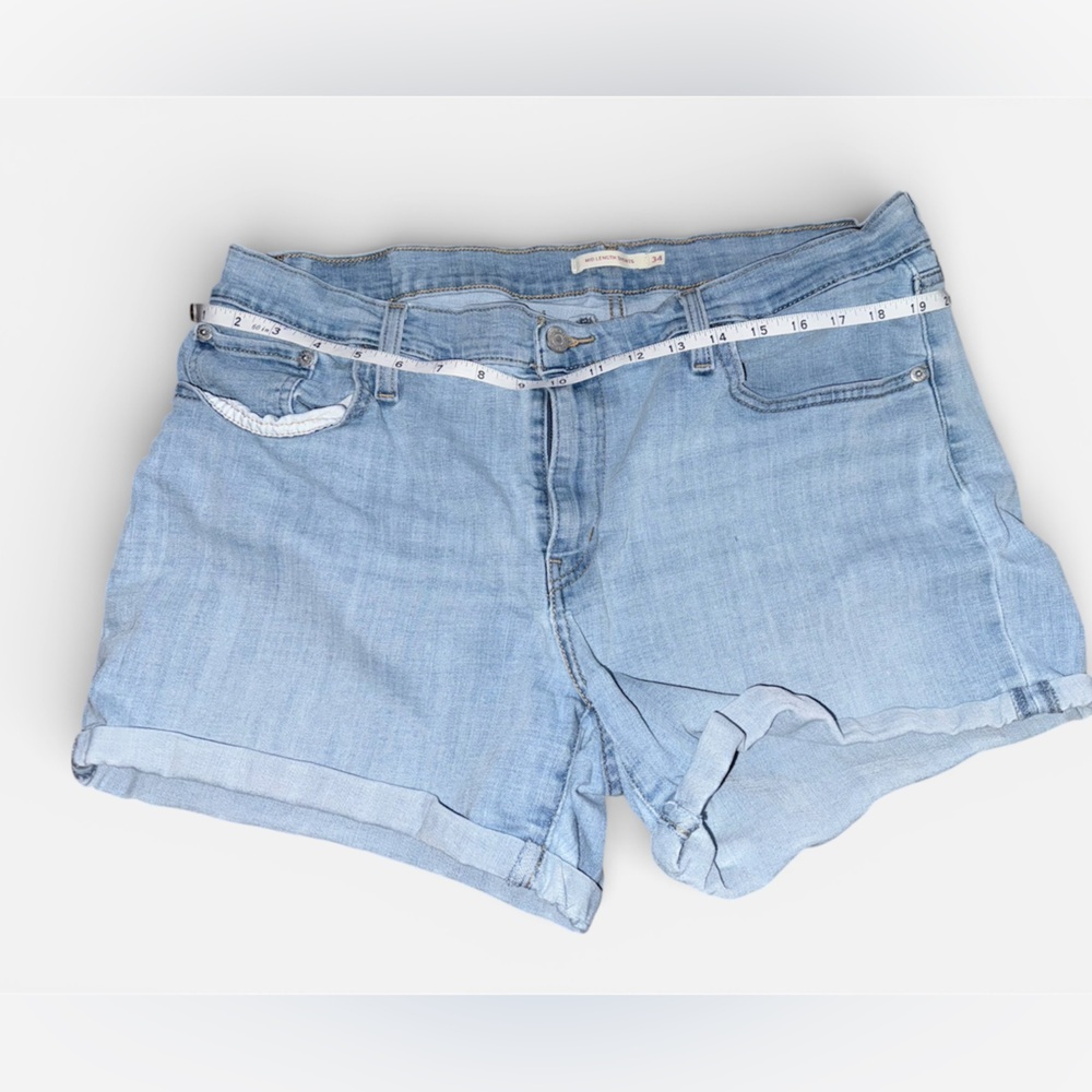 Levi Strauss Women’s Mid-Length Light Wash Denim Shorts Size 34